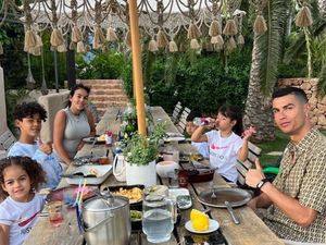 Ronaldo Kalah Piala Dunia, Ini Momen Hangat Saat Makan Bareng Keluarga Ronaldo Kalah Piala Dunia, Ini Momen Hangat Saat Makan Bareng Keluarga