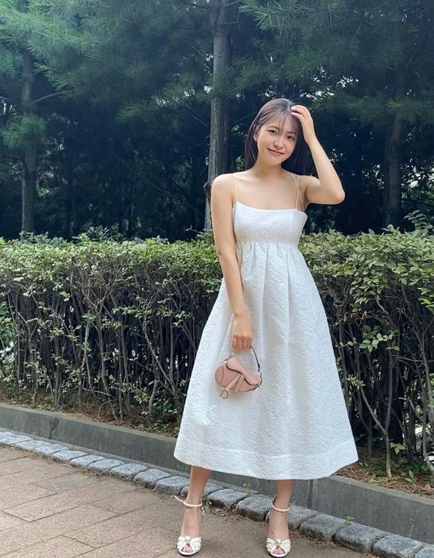 Gaya Serba Putih ala Yeri Red Velvet/Foto: Instagram.com/yerimiese