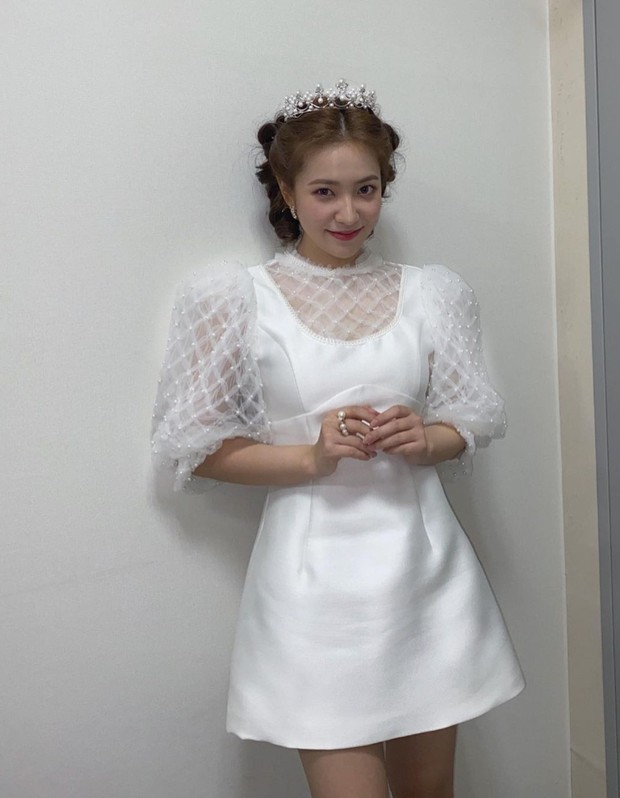 Gaya Serba Putih ala Yeri Red Velvet/Foto: Instagram.com/yerimiese