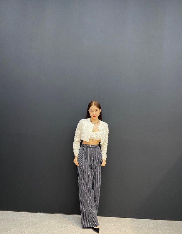 Gaya Serba Putih ala Yeri Red Velvet/Foto: Instagram.com/yerimiese