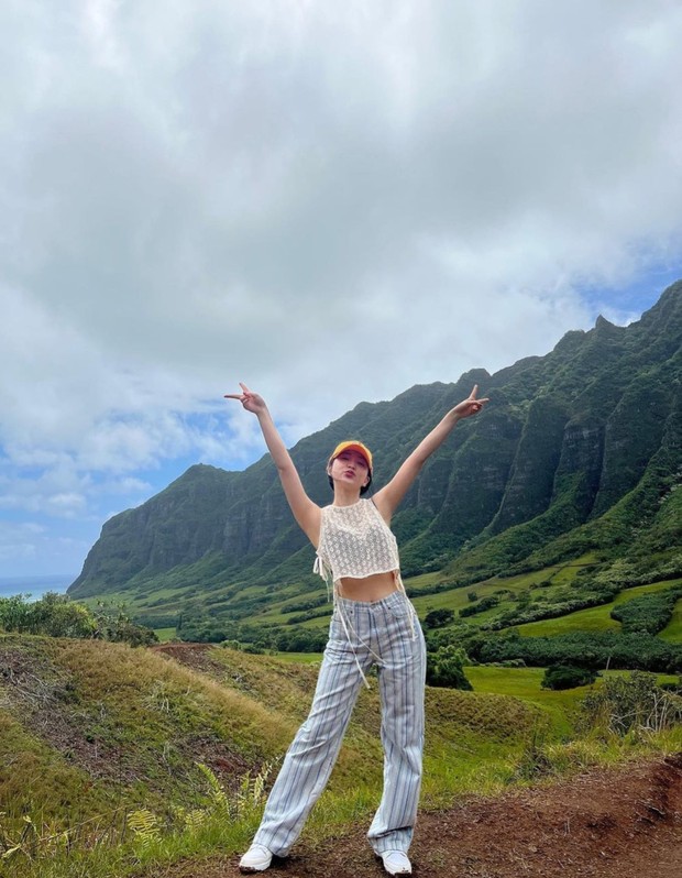 Gaya Serba Putih ala Yeri Red Velvet/Foto: Instagram.com/yerimiese