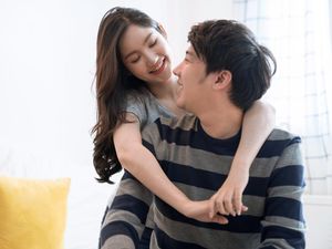 Suami Cium Istri Bikin Puasa Batal? Ini Penjelasannya