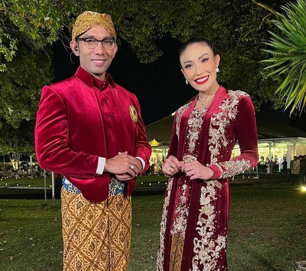 Indra Herlambang dan Ayu Dewi/Foto: Instagram @mrsayudewi Penampilan Seleb Indonesia di Acara Tasyakuran Kaesang dan Erina Gudono