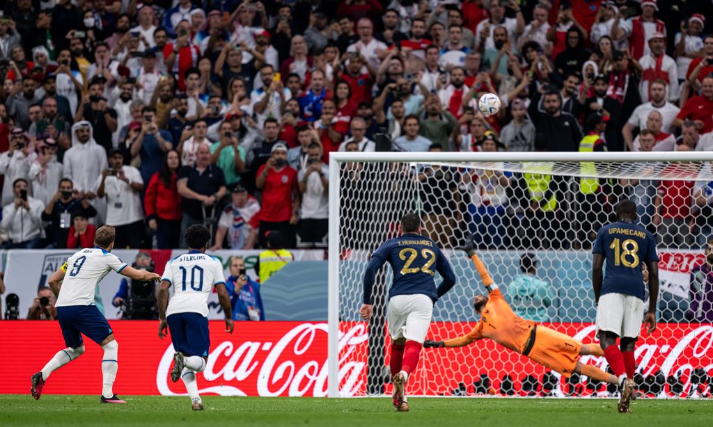 AL KHOR, QATAR - DECEMBER 10: Harry Kane of England (L) fails with a penalty against Hugo Lloris of France(C) by kicking the ball over the goal during the FIFA World Cup Qatar 2022 quarter final match between England and France at Al Bayt Stadium on December 10, 2022 in Al Khor, Qatar. (Photo by Markus Gilliar - GES Sportfoto/Getty Images)