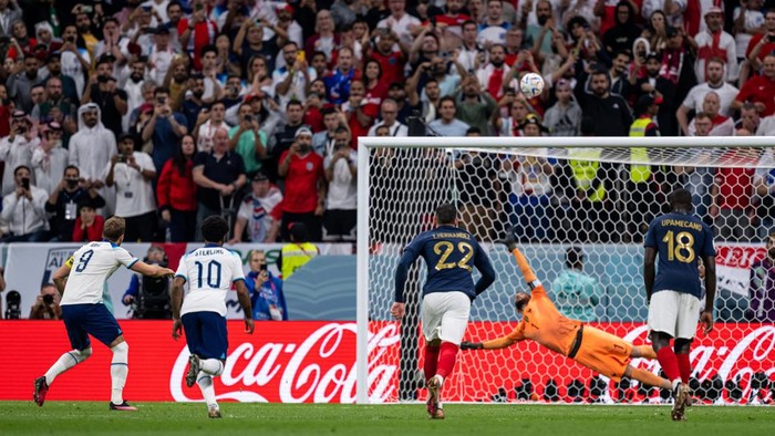 AL KHOR, QATAR - DECEMBER 10: Harry Kane of England (L) fails with a penalty against Hugo Lloris of France(C) by kicking the ball over the goal during the FIFA World Cup Qatar 2022 quarter final match between England and France at Al Bayt Stadium on December 10, 2022 in Al Khor, Qatar. (Photo by Markus Gilliar - GES Sportfoto/Getty Images)