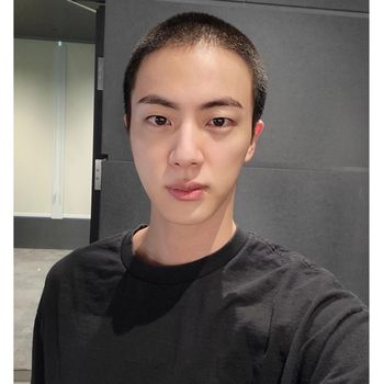 Jin BTS Jin BTS memamerkan rambut cepak kepada fan di Weverse pada Minggu (11/12) beberapa hari jelang wajib militer.