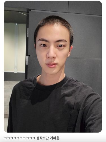 Jin BTS memamerkan rambut cepak kepada fan di Weverse pada Minggu (11/12) beberapa hari jelang wajib militer.