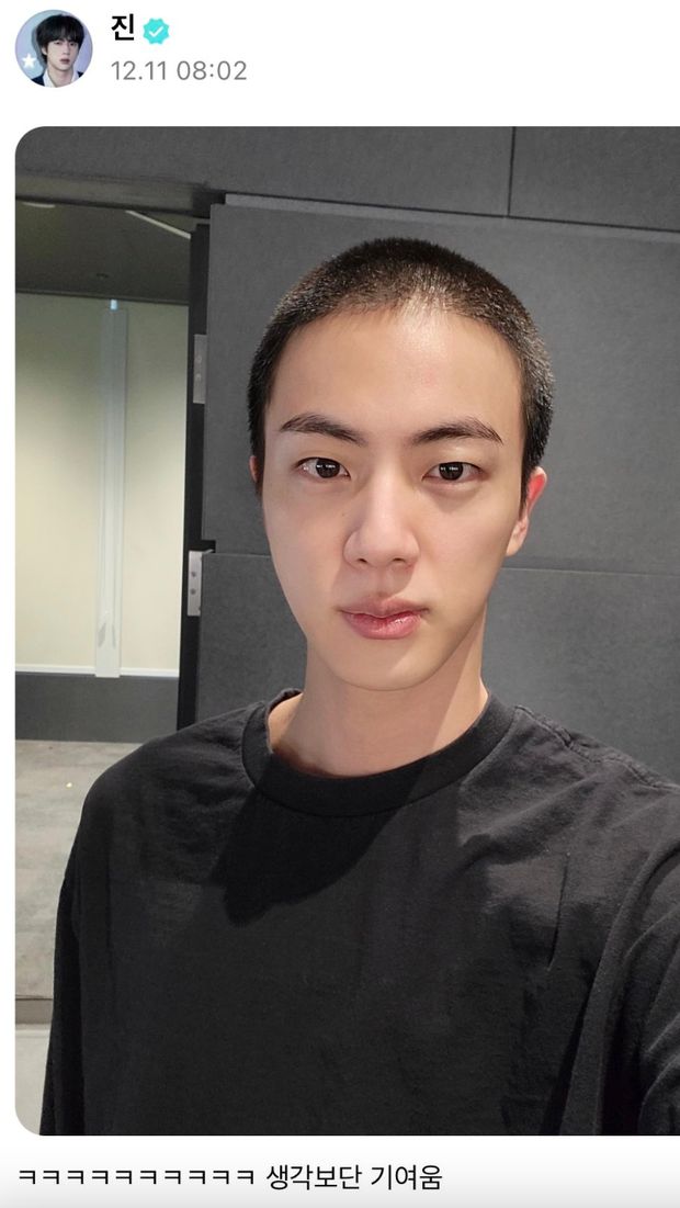 Jin BTS memamerkan rambut cepak kepada fan di Weverse pada Minggu (11/12) beberapa hari jelang wajib militer.
