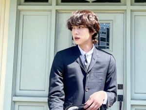 Momen Jin BTS Hadiri Pernikahan Sepupunya, Tampan Kenakan Jas Hitam Momen Jin BTS Hadiri Pernikahan Sepupunya, Tampan Kenakan Jas Hitam