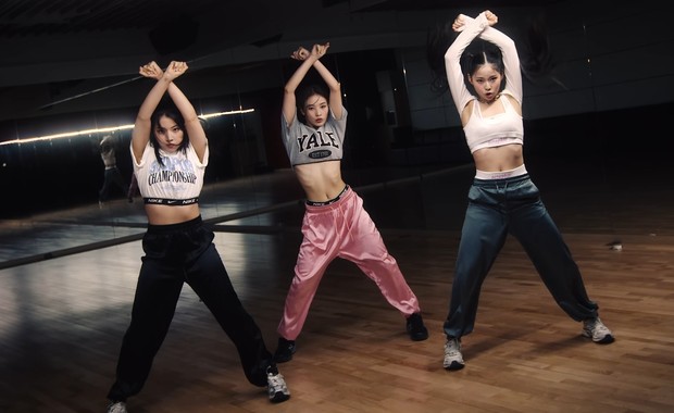 Jinni, Jiwoo, dan Kyujin terungkap sebagai member NMIXX pertama / Foto: YouTube.com/NMIXX Jinni, Jiwoo, dan Kyujin terungkap sebagai member NMIXX pertama / Foto: YouTube.com/NMIXX