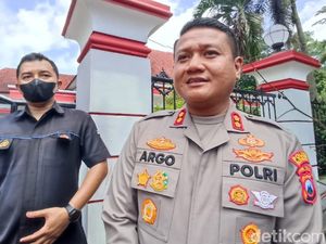 Update: Wali Kota Blitar Diancam Benda Mirip Senpi dan HP Dibawa Perampok Update: Wali Kota Blitar Diancam Benda Mirip Senpi dan HP Dibawa Perampok