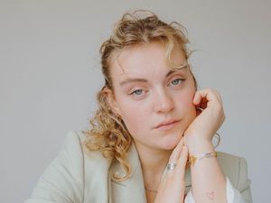 Tak Boleh Berjemur Telanjang Dada di Kolam, Wanita Ini Marah-marah Tak Boleh Berjemur Telanjang Dada di Kolam, Wanita Ini Marah-marah