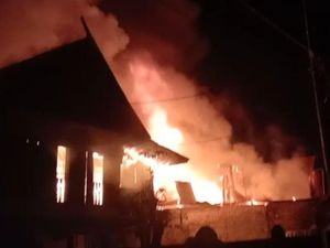 Kebakaran Rumah di Benteng Somba Opu Gowa, Damkar Kerahkan 2 Armada Kebakaran Rumah di Benteng Somba Opu Gowa, Damkar Kerahkan 2 Armada