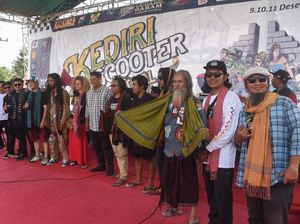 Walkot Kediri Beri Cinderamata Peserta Terjauh Kediri Scooter Festival