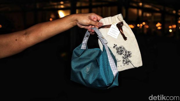 Sejumlah tamu memperlihatkan souvenir pernikahan Kaesang - Erina di Yogyakarta dan Solo, Sabtu (10/12/2022) dan Minggu (11/12/2022). Souvenir ini telah dibagikan tamu sejak acara pengajian, midodareni, akad nikah serta resepsi pernikahan.