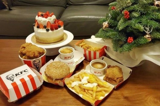 Perayaan natal dengan memesan menu KFC untuk dimakan bersama keluarga
