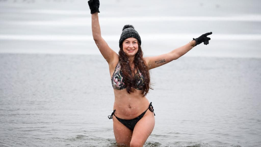 Lagi Badai Salju, Warga Polandia Malah Renang Pakai Bikini di Danau