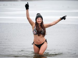 Lagi Badai Salju, Warga Polandia Malah Renang Pakai Bikini di Danau Lagi Badai Salju, Warga Polandia Malah Renang Pakai Bikini di Danau