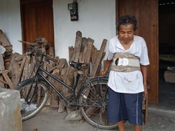 Mari Bantu Kakek Slamet, Penderita Anemia Akut yang Kerja Serabutan