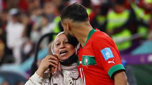 Soccer Football - FIFA World Cup Qatar 2022 - Quarter Final - Morocco v Portugal - Al Thumama Stadium, Doha, Qatar - December 10, 2022 Morocco's Abdelhamid Sabiri celebrates with his family after the match as Morocco progress to the semi-finals REUTERS/Kai Pfaffenbach