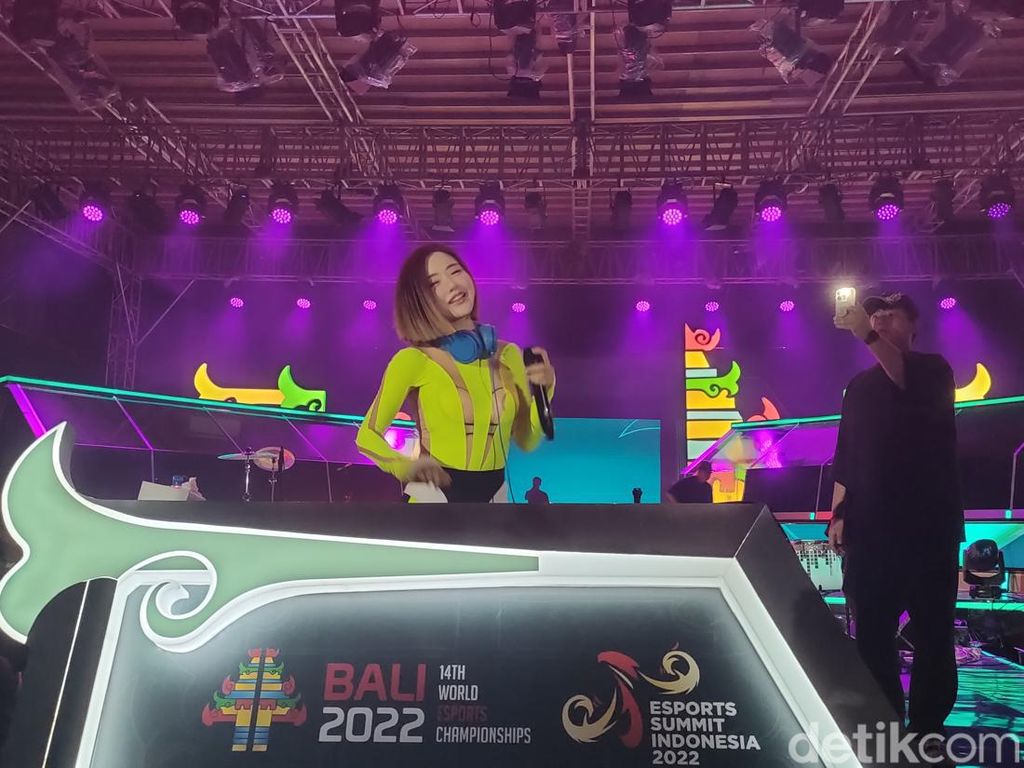 Pecah! DJ Soda Panaskan Penutupan Indonesia Esports Summit 2022