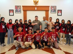 Momen Bupati Kediri Ngaku Ded-degan Saat Diwawancara Wartawan Sekolah