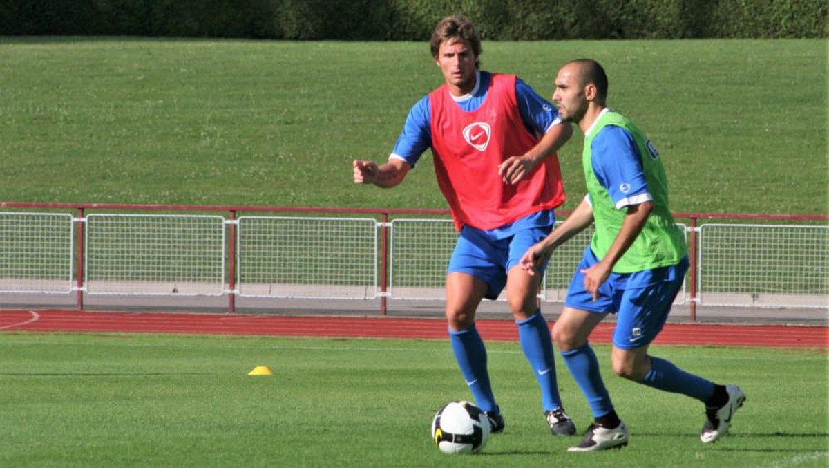 Giroud (kiri) dan Regragui sewaktu masih memperkuat Grenoble. Foto: Le Dauphine Libere