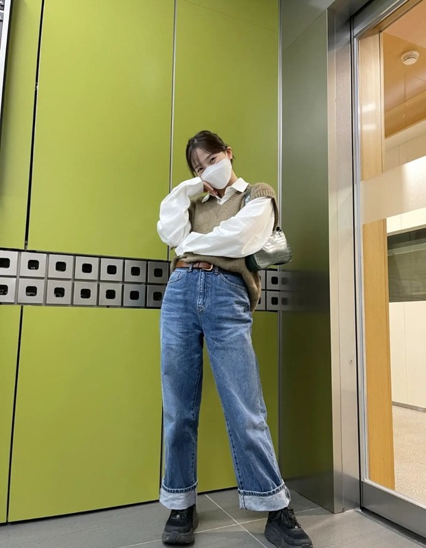 Outfit Kuliah ala Hyojung Oh My Girl. Foto: Instagram.com/candyz_hyojung Outfit Kuliah ala Hyojung Oh My Girl. Foto: Instagram.com/candyz_hyojung