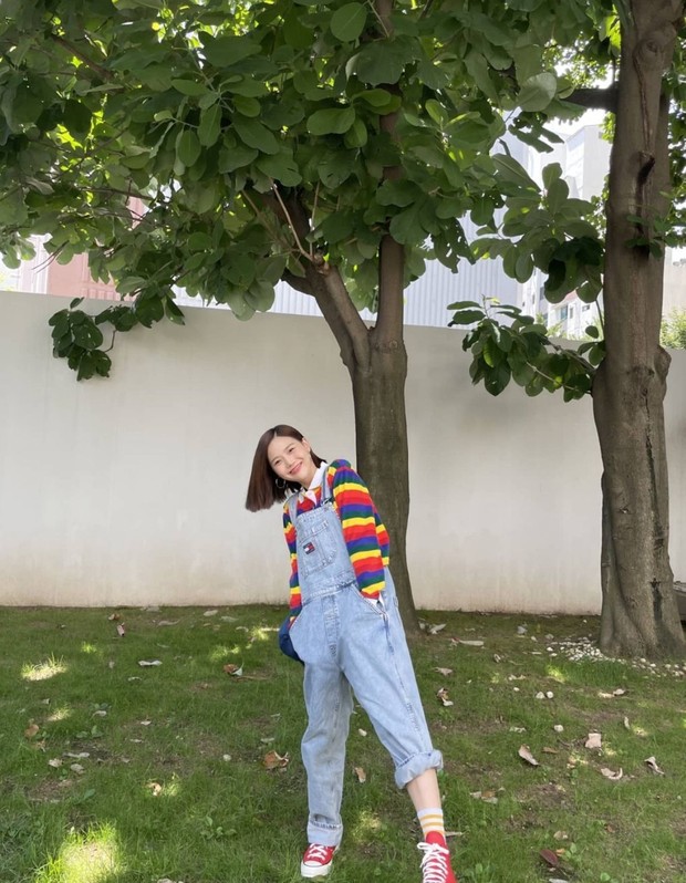 Outfit Kuliah ala Hyojung Oh My Girl. Foto: Instagram.com/candyz_hyojung Outfit Kuliah ala Hyojung Oh My Girl. Foto: Instagram.com/candyz_hyojung