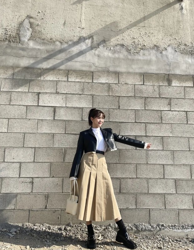 Outfit Kuliah ala Hyojung Oh My Girl. Foto: Instagram.com/candyz_hyojung Outfit Kuliah ala Hyojung Oh My Girl. Foto: Instagram.com/candyz_hyojung