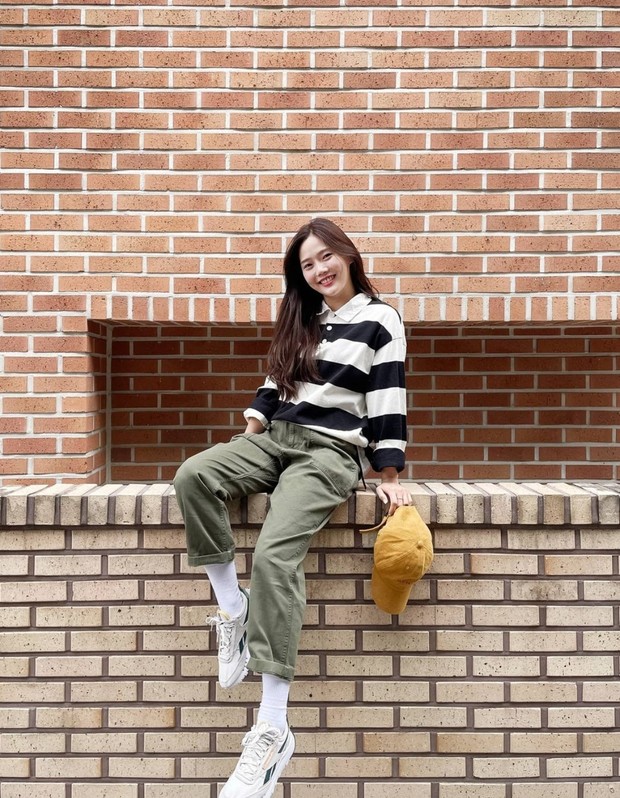 Outfit Kuliah ala Hyojung Oh My Girl. Foto: Instagram.com/candyz_hyojung Outfit Kuliah ala Hyojung Oh My Girl. Foto: Instagram.com/candyz_hyojung