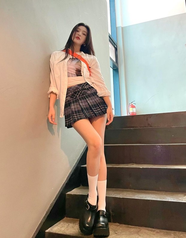 Outfit Motif Plaid ala Joy Red Velvet/Foto: Instagram.com/_imyour_joy Outfit Motif Plaid ala Joy Red Velvet/Foto: Instagram.com/_imyour_joy