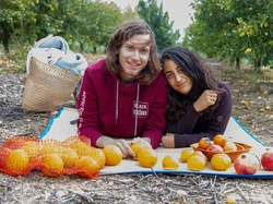 Heboh Pasangan Nudis Diet Fruitarian, Klaim Tak Bau Badan Meski Jarang Mandi