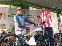 Orang Pertama Bayar PBB di Desa Wage Dapat Sepeda dari Bupati Sidoarjo