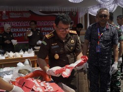Kejari Badung Musnahkan BB Senjata Tajam-2 Kg Ganja