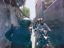 Jalan Kapal-Lukluk Diperbaiki, Pengendara Bikin Sesak Gang Warga