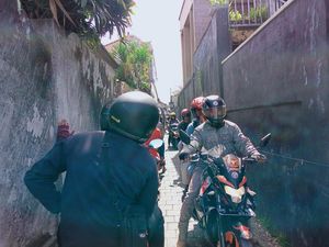 Jalan Kapal-Lukluk Diperbaiki, Pengendara Bikin Sesak Gang Warga Jalan Kapal-Lukluk Diperbaiki, Pengendara Bikin Sesak Gang Warga