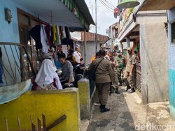Rumah Warga Bandung Digeledah Densus 88, Terkait Astana Anyar?