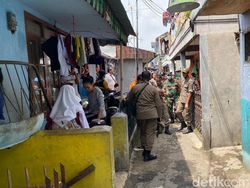 Densus 88 Geledah Rumah Juru Parkir di Bandung