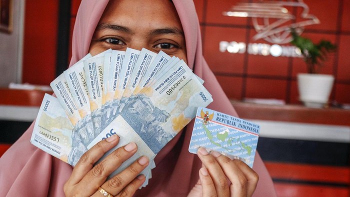 PENYALURAN BANTUAN SUBSIDI UPAH Warga antre untuk mencairkan Bantuan Subsidi Upah (BSU) di Kantor Pos, Ciawi, Kabupaten Bogor, Jawa Barat, Senin (12/12/2022). Menteri Ketenagakerjaan (Menaker) Ida Fauziyah menyampaikan penyaluran BSU 2022 senilai Rp9,6 triliun berniat menopang daya beli pekerja atau buruh di tengah peningkatan harga keperluan pokok. ANTARA FOTO/Yulius Satria Wijaya/rwa.