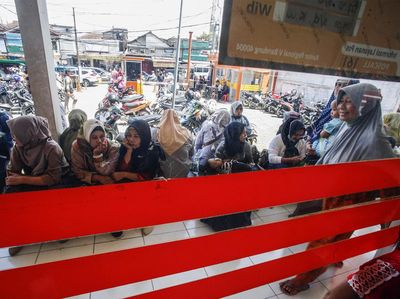 Dapat dari Mana Nih? Kok Orang-orang Antre Dikasih Rp 600 Ribu