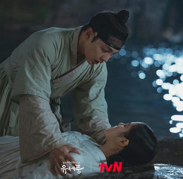 Permulaan dari kisah cinta Yoo Se Poong dan Seo Eun Woo di season pertama/Foto: imdb.com Potret adegan Yoo Se Poong menyelamatkan Seo Eun Woo di season pertama.