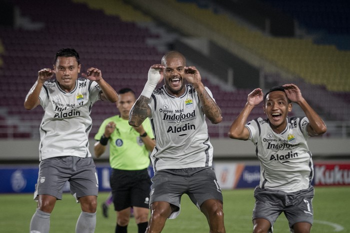 Pesepak bola Persib Bandung David Aparecido Da Silva (tengah) berselebrasi bersama rekannya Beckham Putra Nugraha (kanan) dan Dedi Kusnandar (kiri) usai mencetak gol ke gawang Persik Kediri pada pertandingan BRI Liga 1 di Stadion Manahan, Solo, Jawa Tengah, Rabu (7/12/2022). Persib Bandung mengalahkan Persik Kediri dengan skor 3-0. ANTARA FOTO/Mohammad Ayudha/tom.