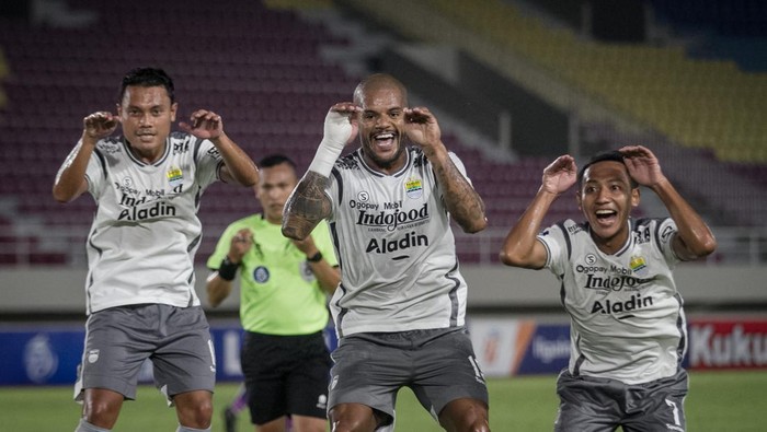 Pesepak bola Persib Bandung David Aparecido Da Silva (tengah) berselebrasi bersama rekannya Beckham Putra Nugraha (kanan) dan Dedi Kusnandar (kiri) usai mencetak gol ke gawang Persik Kediri pada pertandingan BRI Liga 1 di Stadion Manahan, Solo, Jawa Tengah, Rabu (7/12/2022). Persib Bandung mengalahkan Persik Kediri dengan skor 3-0. ANTARA FOTO/Mohammad Ayudha/tom.