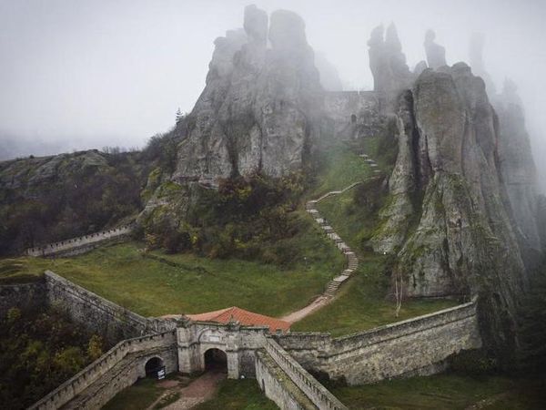 Pesona Gugusan Tebing Batu di Bulgaria, Indah Banget