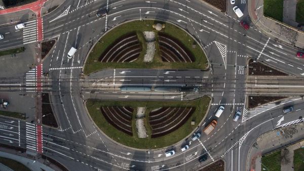 Larang Mobil Tua Beroperasi, Jalanan Polandia Lengang