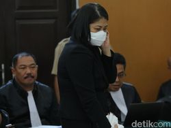 Sambil Terisak, Putri Tetap Mengaku Diperkosa Yosua