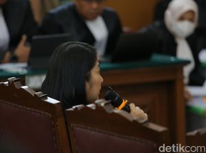 Hakim Singgung TPPU Saat Putri Jelaskan Uang di Rekening Ajudan Hakim Singgung TPPU Saat Putri Jelaskan Uang di Rekening Ajudan