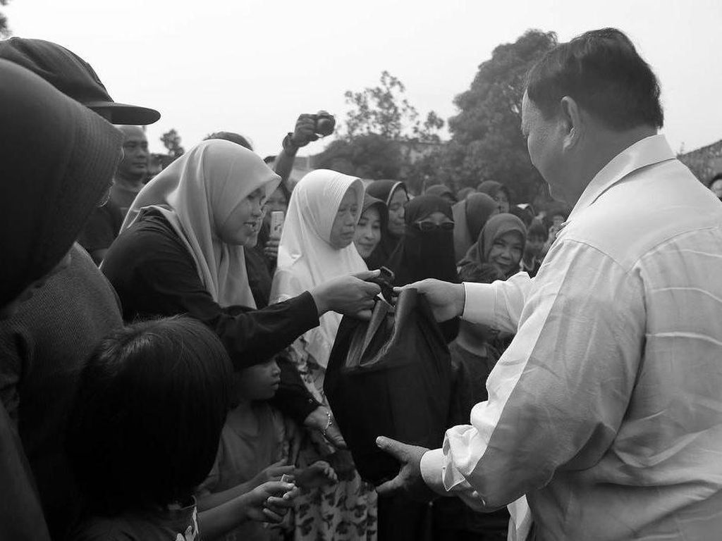 Cerita soal Kantong Polos Bantuan Prabowo untuk Korban Gempa Cianjur