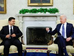 Biden Bertemu Zelensky di Amerika Serikat, Begini Momennya